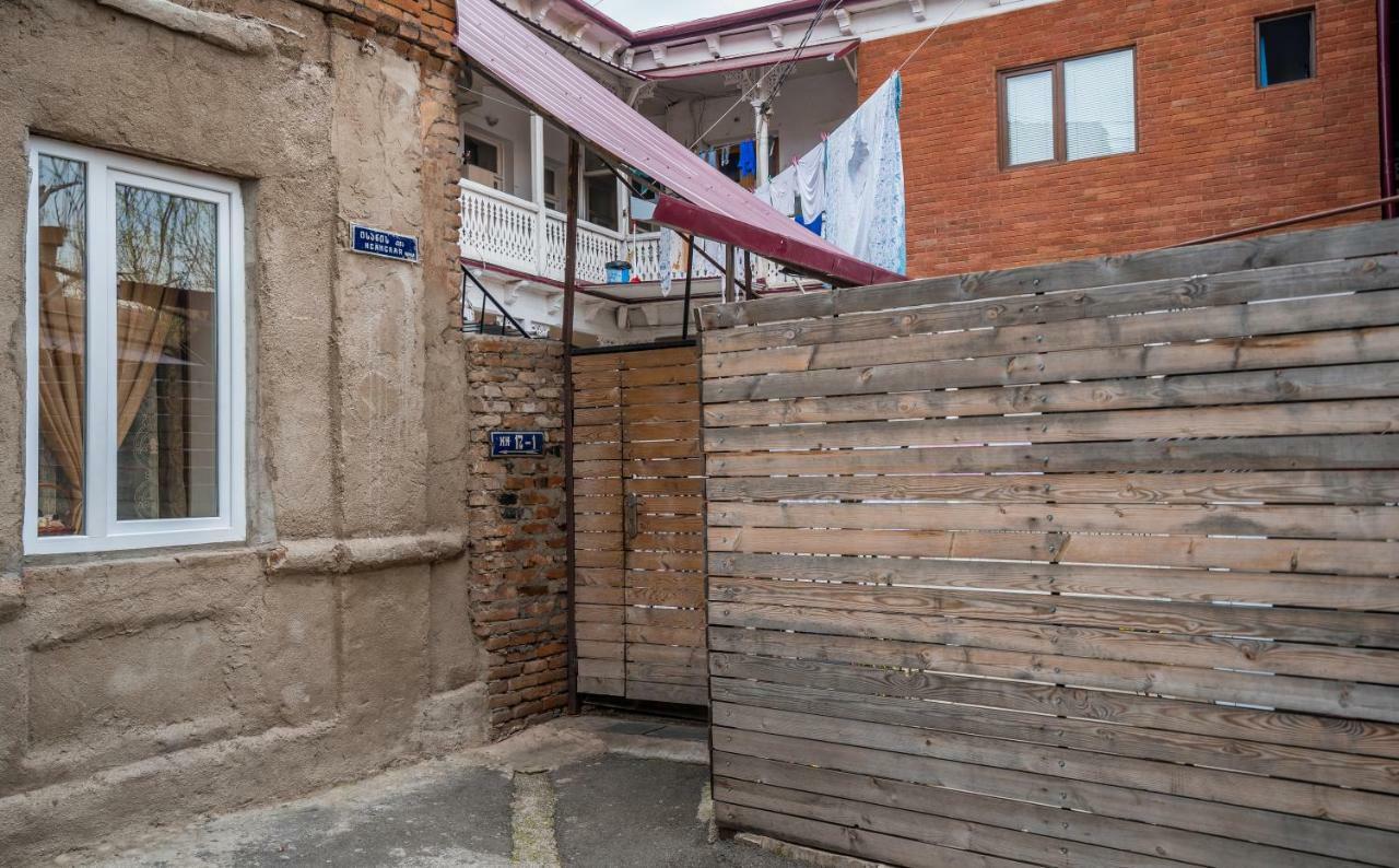 Apartments Near Metekhi Cathedral ティビリシ エクステリア 写真